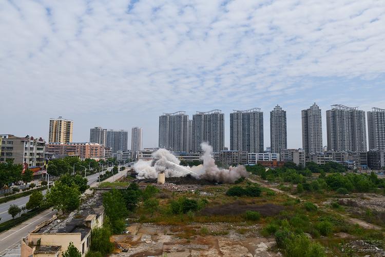 枣阳化肥厂造粒塔拆除完成了历史赋予的光荣使命